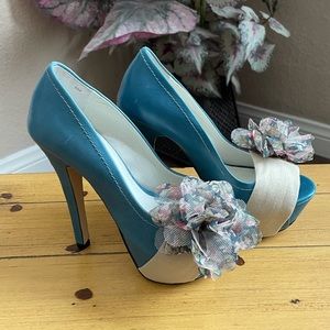 Bakers Pinup Platform Pump with flower accessory. Size 5